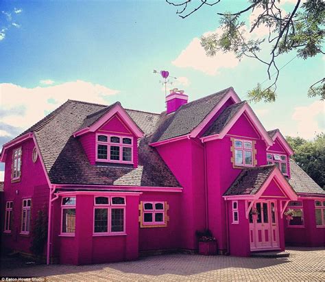 Eaton House Is A Bright Pink Essex Mansion At £2k A Night Daily Mail
