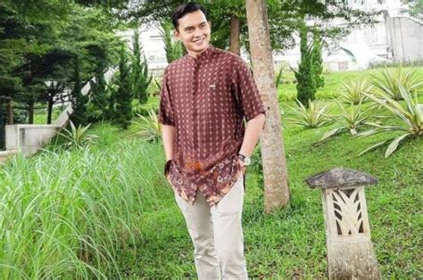 Ikbal Fauzi Pemeran Rendy Ikatan Cinta Tebar Senyuman di ...