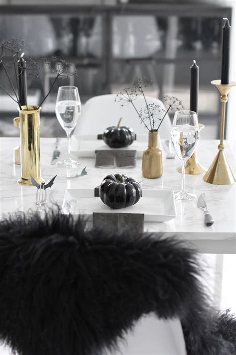 There's a table that's perfect for the adults and older children and a special one that's just perfect for the wee ghosts and goblins visiting this halloween. Halloween table setting | Stylizimo