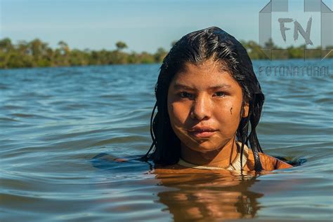 Retrato De Menina Kalapalo Banhando Em Lagoa Na Aldeia Aiha No Parque Indígena Do Xingu