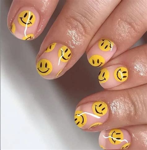 45 Best Smiley Face Nails That You Need To See Manicura De Uñas