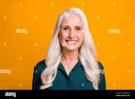 Nahaufnahme Foto Von Erstaunlich Schön Weiß Behaart Oma Im Alter Dame Toothy Lächelnd Fröhliche