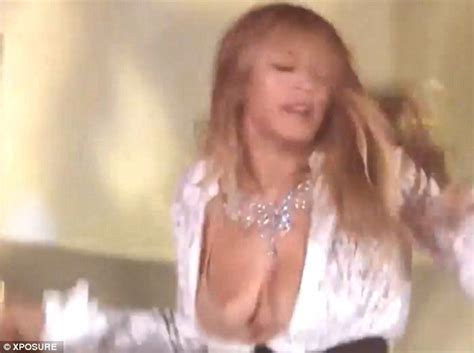 Photos Beyonces Blouse Burst Open During Energetic