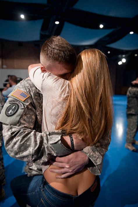 Soldier Homecoming Kissing Pictures Popsugar Love And Sex
