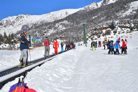 Cañones Que Fabrican Nieve Y Paradores Gastronómicos Para Disfrutar Del Invierno En El Cerro