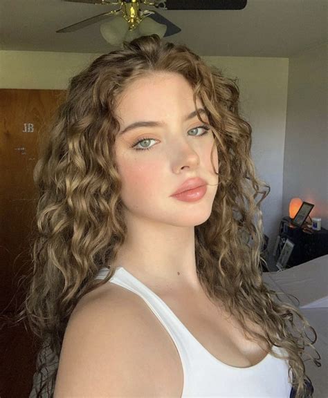 Pin By Suede Ramirez On Whostorie Curly Hair White Girl Curly Light