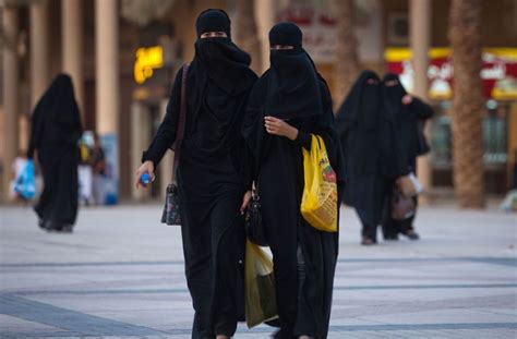 Verschiedene Formen Der Verschleierung Im Islam Ein Hijab Oben Links Ein Niqab Oben Rechts