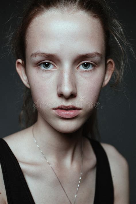 Retrato De La Cara Del Primer De La Mujer Joven Sin Maquillaje I
