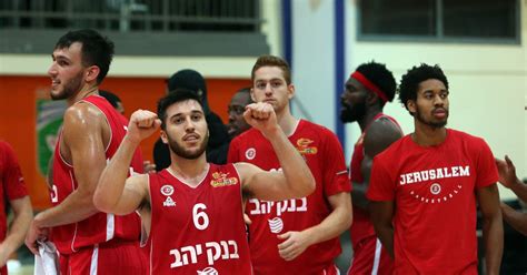 האלופה הגיעה למשחק החוץ מול היריבה המושבעת כשזו עלתה עם שני זרים בלבד. הפועל ירושלים: נגד הפועל חולון 65:102, תקציר המשחק | ספורט 1