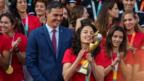Spains Acting Prime Minister Greets World Cup Champs Criticizes