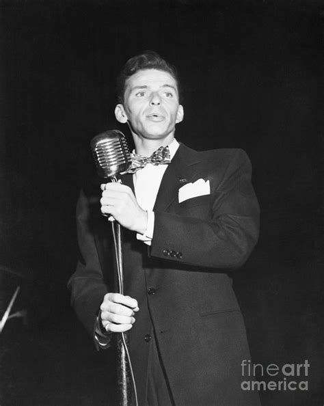 Frank Sinatra Singing Into Microphone By Bettmann Ubicaciondepersonas
