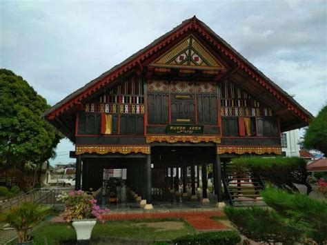 38 Rumah Adat Provinsi di Indonesia Lengkap Gambar dan Penjelasan