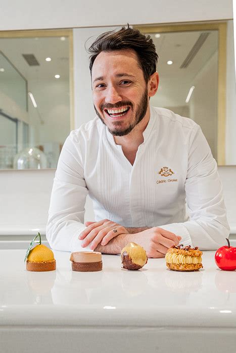 Cedric, sarı saçlı, babası doğu kilimler satıcısı robert, annesi kuralları ile bilinen maryrose, dedesi 80'li yaşlarındaki paul olan 8 yaşlarında bir çocuktur. The pastry shop Le Meurice Cédric Grolet opens its doors