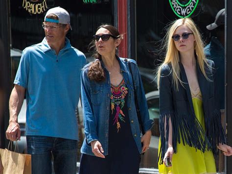 Dakota And Elle Fannings Parents Freshly Single After Divorce Finalized