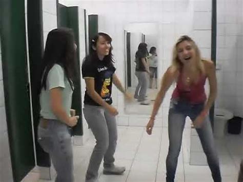 Meninas Dan Ando Funk No Banheiro Da Escola Youtube