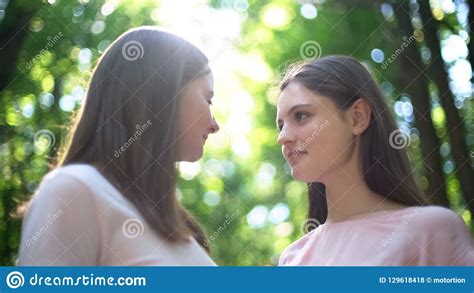 twee lesbiennes die seductively elkaar vertrouwelijk ogenblik bekijken lgbt rechten stock foto