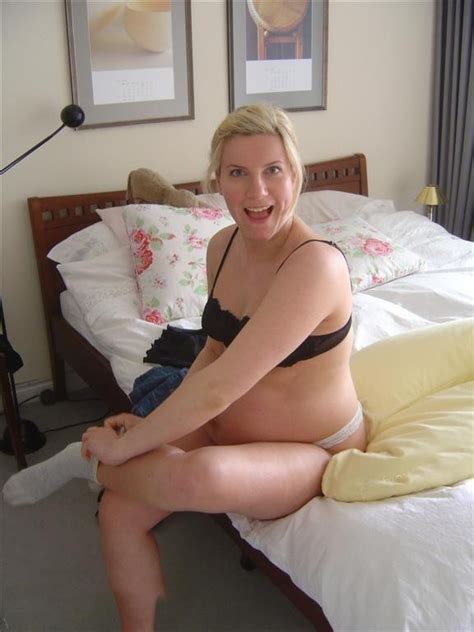 Gallery Blonde Pregnant Wife Shows Herself Naked At Home Picture SexiezPicz Web Porn