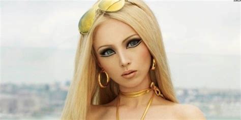 valeria lukyanova barbie humaine grâce à la chirurgie esthétique
