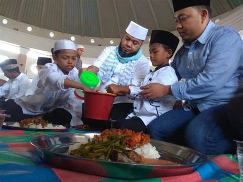 Mendorong memberi makan fakir miskin. Jumat Berkah Tahun Hijriyah, Walikota Helmi Makan Bersama ...