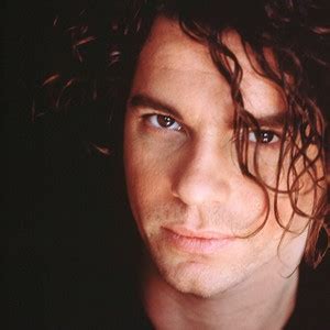 Michael Hutchence há 25 anos a música perdia o vocalista do INXS