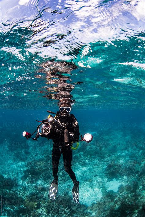 Underwater Photographer Under Surface With Reflection Del Colaborador