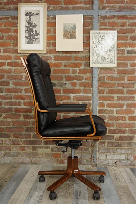 Browse solid wood office furniture for your workspace. Vintage swivelling office chair in wood and leather ...