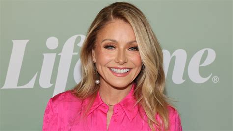 Kelly Ripa Slams 90s Fashion On Live But We Havent Forgotten Her