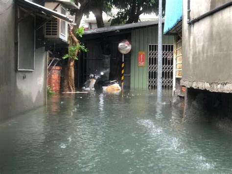 The website collected by this website comes from the. 水淹過膝!午後熱對流旺盛 北市4區暴雨襲擊淹逾30公分 | 生活 | NOWnews今日新聞