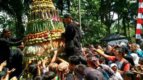 Tradisi Ngikis Dan Merlawu Di Ciamis Adat Kerajaan Galuh Yang Masih