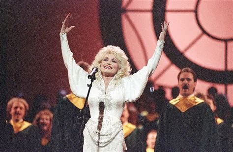 Flashbackdolly Partons ‘hes Alive Brought The House Down At The 1989 Cma Awards Exodif
