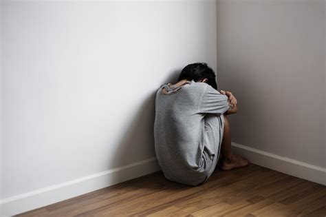 Joven Deprimido Sentado Solo En La Esquina De La Habitación Tristeza