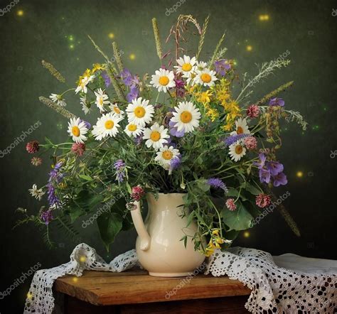 Envoyez un un bouquet de fleurs champêtre composé à partir de fleurs des champs de saison ! Nature morte avec un bouquet de fleurs sauvages ...