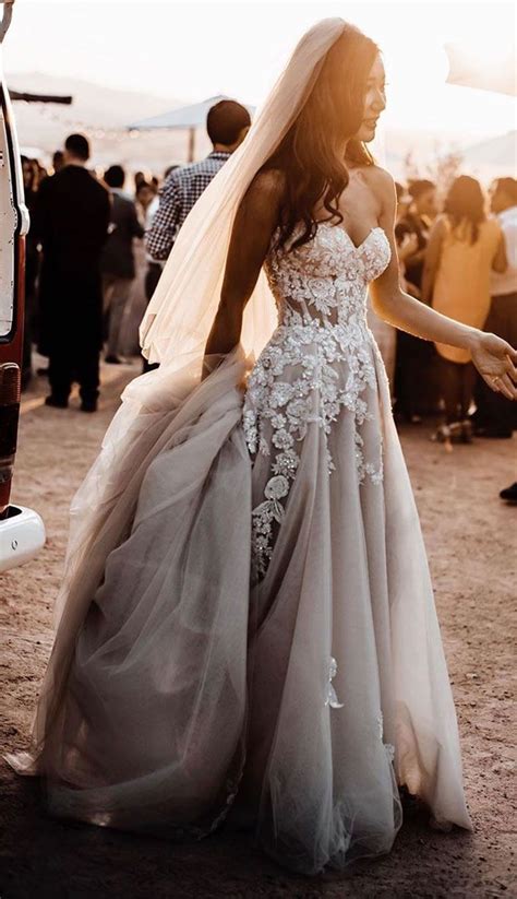 A Breathtaking Wedding Dress With Graceful Elegance Lace Beach