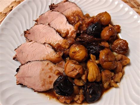 Deja enfriar un poco las castañas, lo justo para poder pelarlas sin. La alacena de las Miguelitas: CARNE CON CASTAÑAS