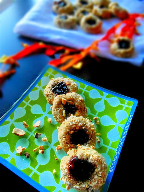 Italian capezzoli di venere (chocolate truffles of venus). Almond Linzer thumbprint Oats cookies