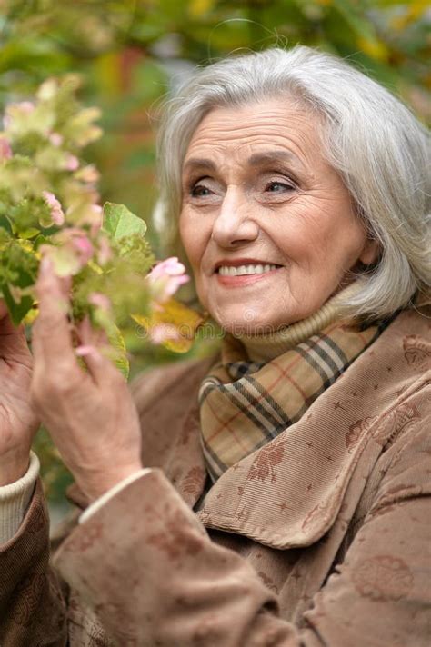 Mooie Vrouw Op Middelbare Leeftijd In De Herfstpark Stock Afbeelding