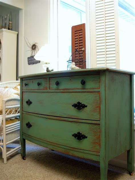 14 Cool Distressed Furniture Tutorials - Shelterness