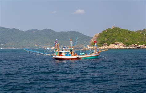 Jetzt werden 53 menschen vermisst. Lokales Fischerboot Mit Ansicht Zu St. Agung Vulcano Auf Bali Von Insel Nusa Penida Teils ...