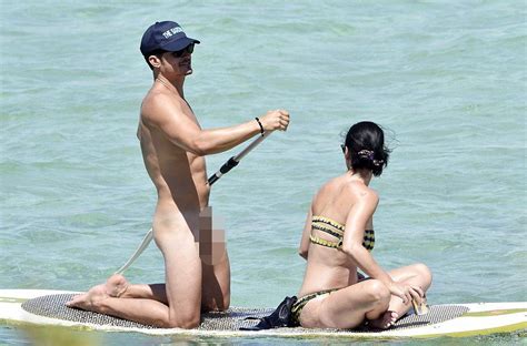 Buzz Connect Orlando Bloom Gets Naked On A Paddleboard