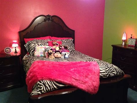 Any darker and they would end up being black. Lulu's hot pink and lime green room:) | Cute rooms ...