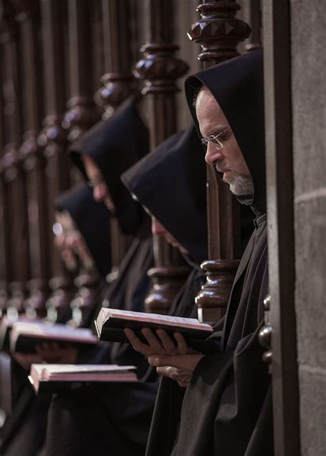 Monks Praying The Office Monges Católicos Católico Igreja Catolica