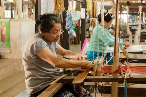 Vientiane Laos 14th February 2018 Weavers At Work On Traditional