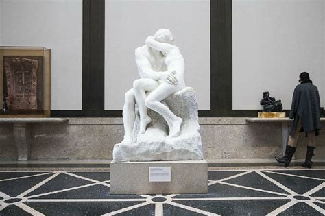 the kiss welcomes art lovers