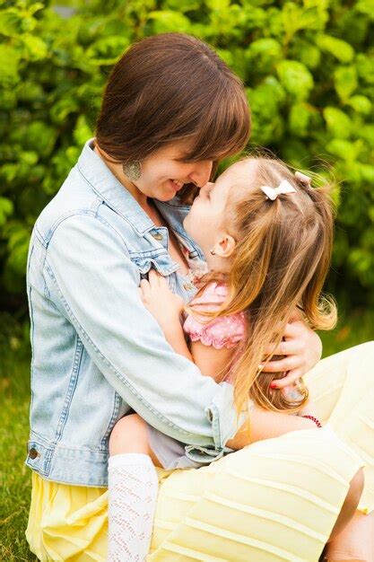 Feliz Madre E Hija Abrazándose Y Besándose En El Parque De Verano