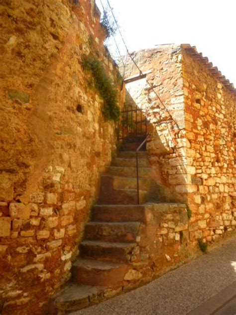 Le Village De Roussillon Ses Rues Ses Places Au Fil De La Balade