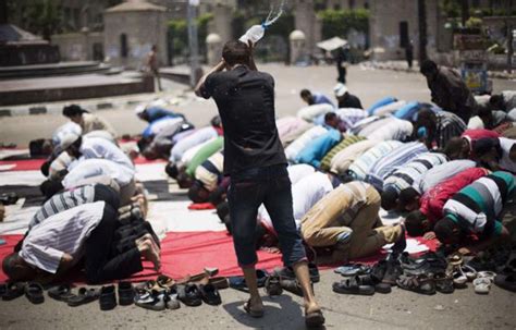 Egypte Des Milliers D Islamistes Prient Au Caire Pour Leurs Martyrs