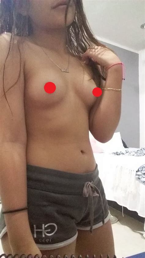 Pack De Veronica Jovencita Enseñando Sus Tetas Pequeñas Y Su Vagina Afeitada Completamente