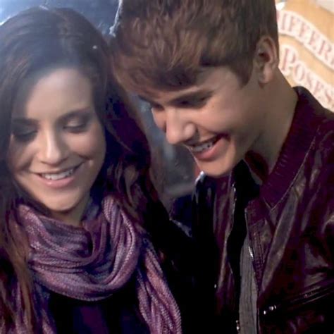 Justin Bieber muy cómplice con la actriz del videoclip Mistletoe