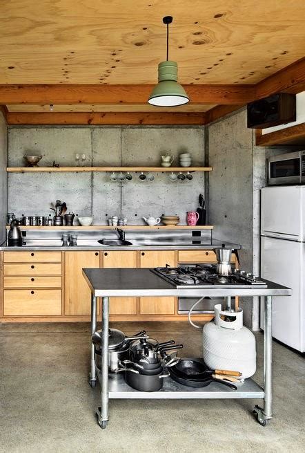 Hemos visto muchos tipos de cocinas, con encimeras de cuarzo, duras, de silestione, claros y oscuros, pero aún no hemos visto una encimera en laminado color. Me gustan las cocinas de madera clara.... | Decoración