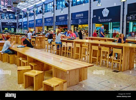 Portugal, Lisbonne, food court Time Out Mercado da Ribeira Photo Stock